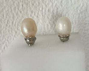 真珠缶から取り出した真珠で作ったイヤリング。