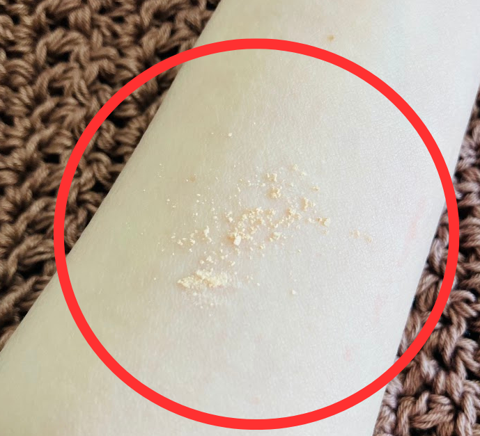 UVプレストパウダーを腕にのせた